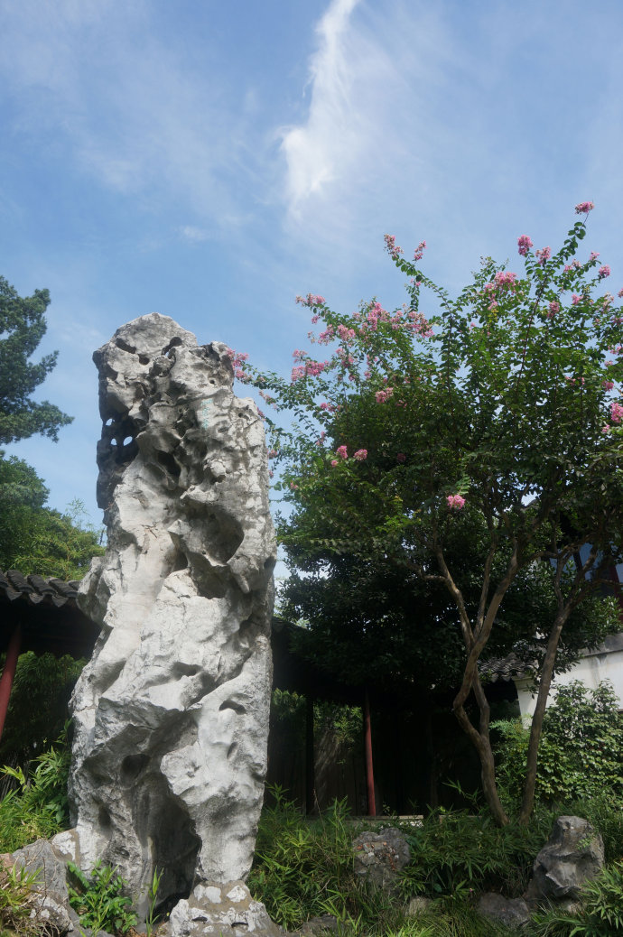 園內有三座奇峰分別為,冠雲峰,瑞雲峰, 岫雲峰,尤為奇觀,留園的主人