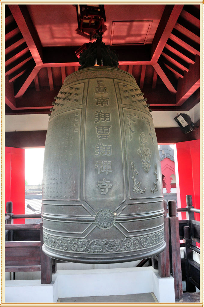 东首是引用敦煌壁画中的高台式的钟楼,西面则是对称聳立的鼓楼.