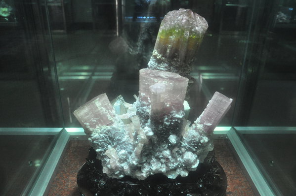 在房间里休息到2点半,然后乘2路车到火车站,下午3点30分k1450次列车