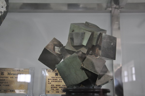 在房间里休息到2点半,然后乘2路车到火车站,下午3点30分k1450次列车