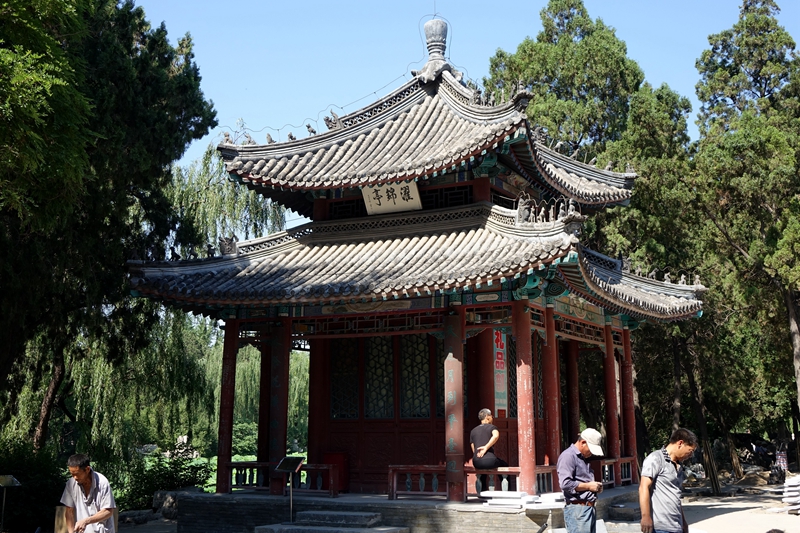 相传元代万户府的侍女们常在此浣纱,故截取唐代诗人杜甫"濯锦江边未满