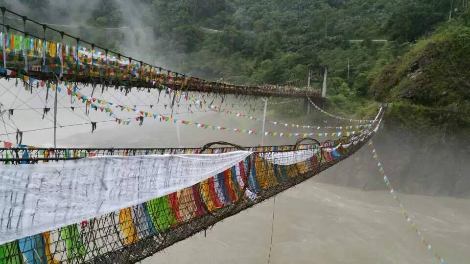 雅鲁藏布江上的藤索桥