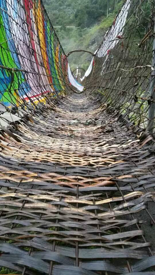 雅鲁藏布江上的藤索桥