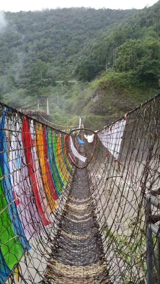 雅鲁藏布江上的藤索桥