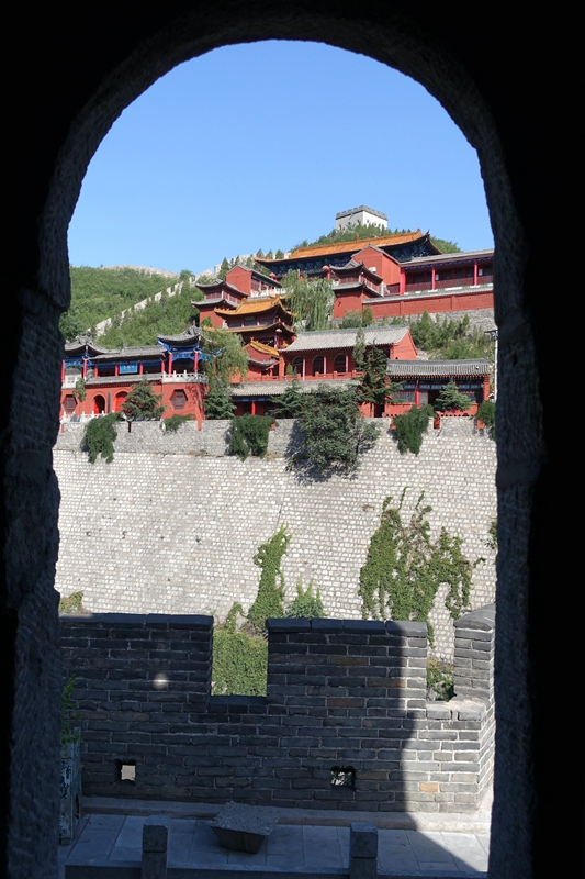 建筑群有西峰洞,关帝庙,奶奶庙,观音庙,皮张庙,药王庙,真武庙,魁星庙