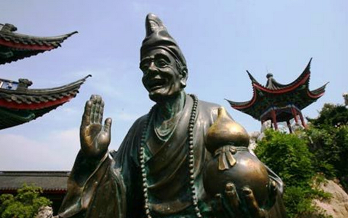 那时,灵隐寺前是个村庄,济公怕飞来的山峰压死人,就奔进村里劝大家