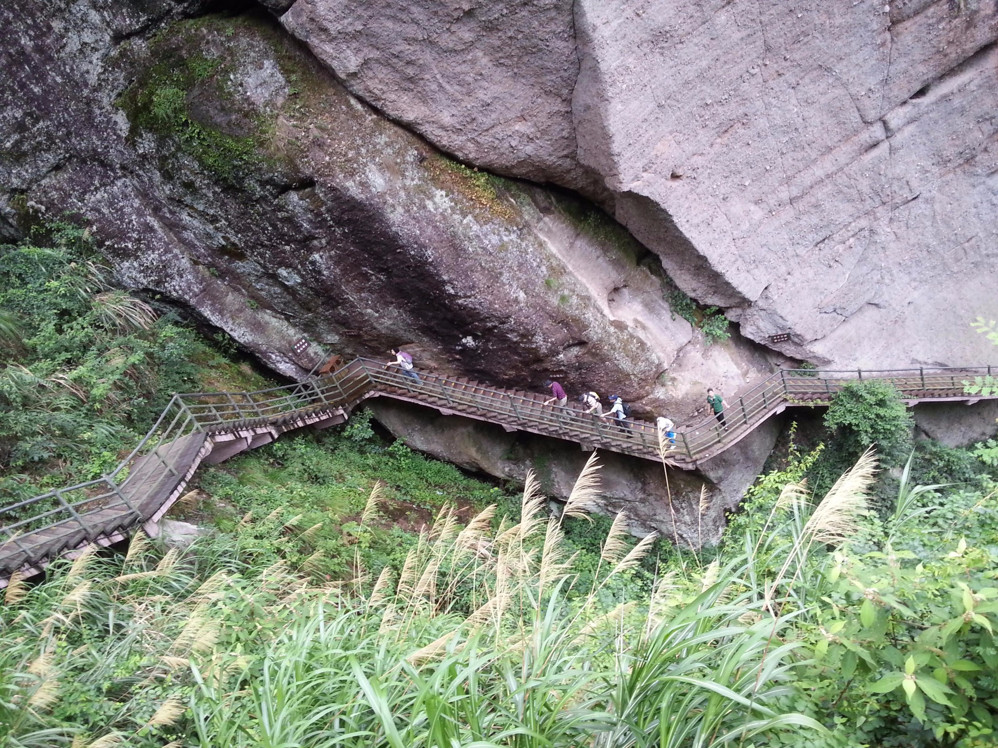 煙雨龍虎山在龍盤虎踞之所沾點仙氣無蚊村象鼻山和高空棧道