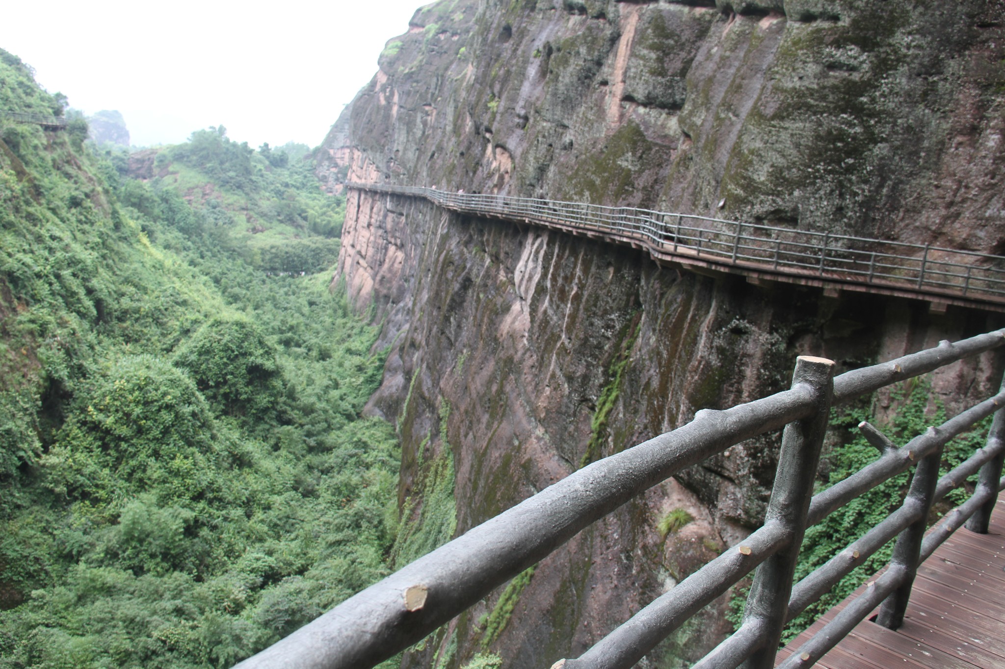 煙雨龍虎山在龍盤虎踞之所沾點仙氣無蚊村象鼻山和高空棧道