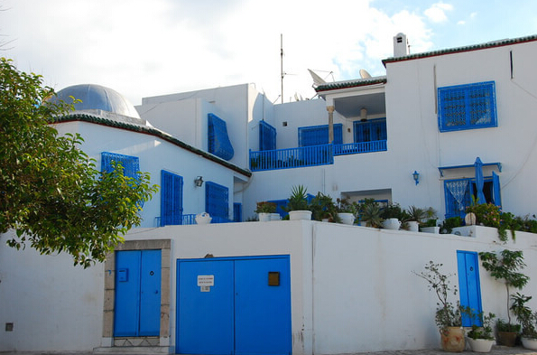 放眼望去,白墙,白顶,蓝门,蓝窗,蓝扶手……与蔚蓝的地中海构成一幅