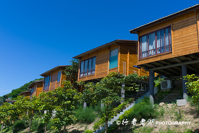 关于住宿,到达放鸡岛之后,码头即办理入住手续,然后有电瓶车送你到