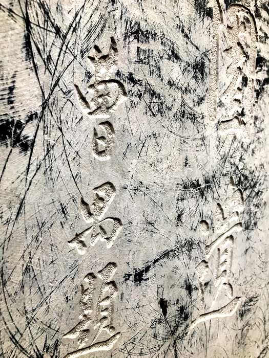 出了大白杨西村,穿过马路,在二环北路的街边,大白杨回民墓园的门口