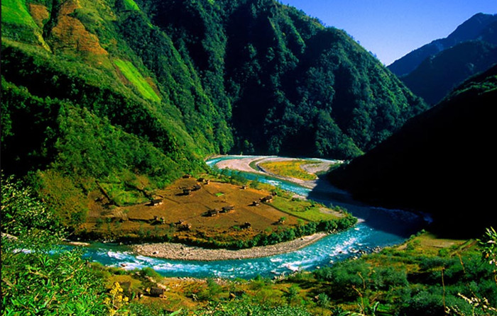 巴坡,沿途觀賞獨龍江峽谷及原始風光,在這裡沒有特定的景區景點,一路