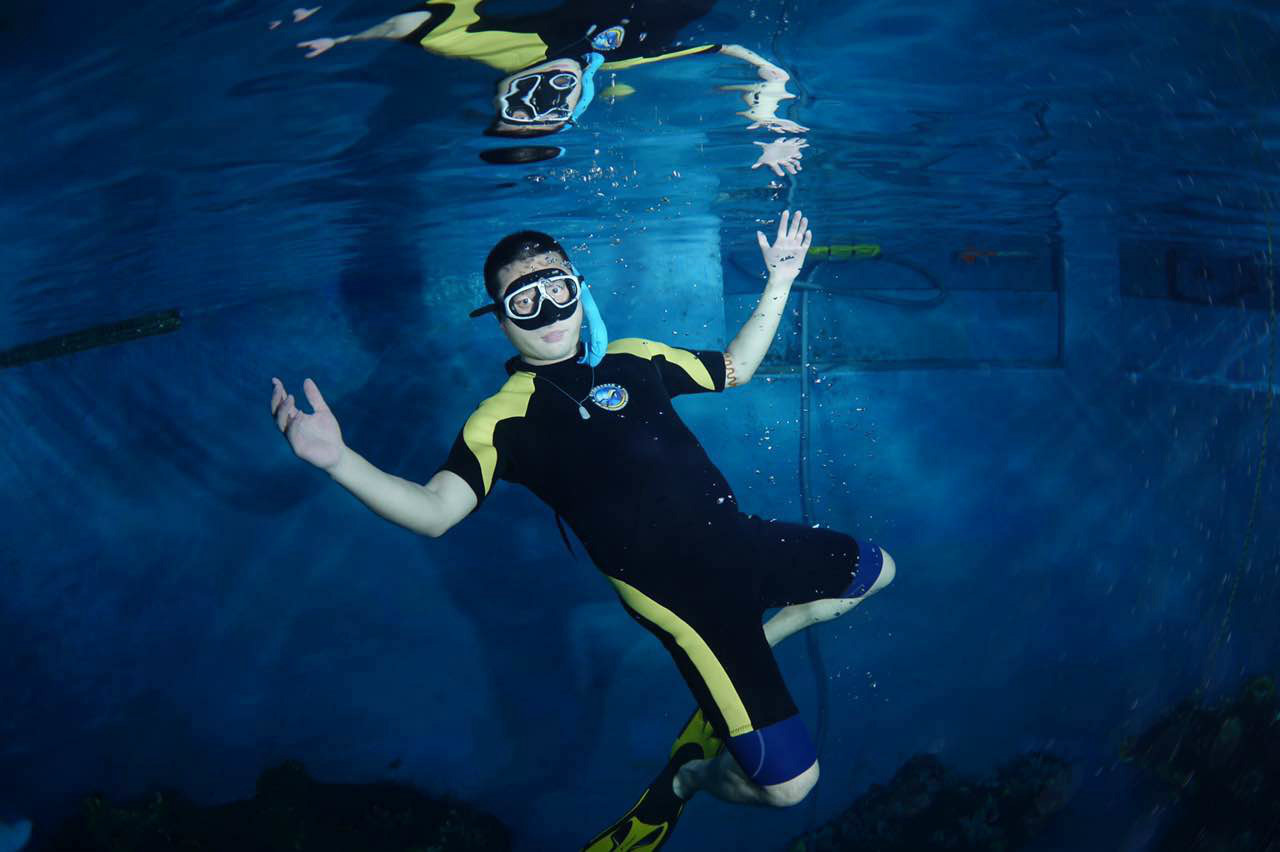 同时,amo也是一位名仕潜水员训练官,可以签发从开放水域潜水员到休闲