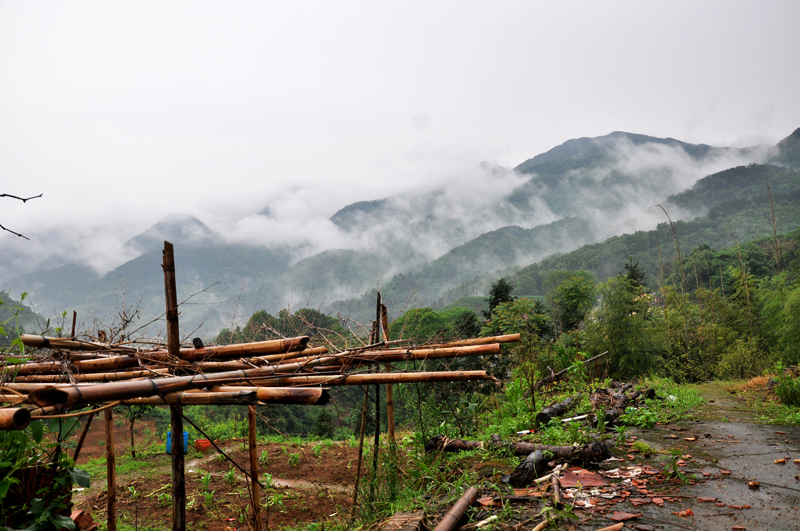 韶关枫湾黎壁石风雨同行