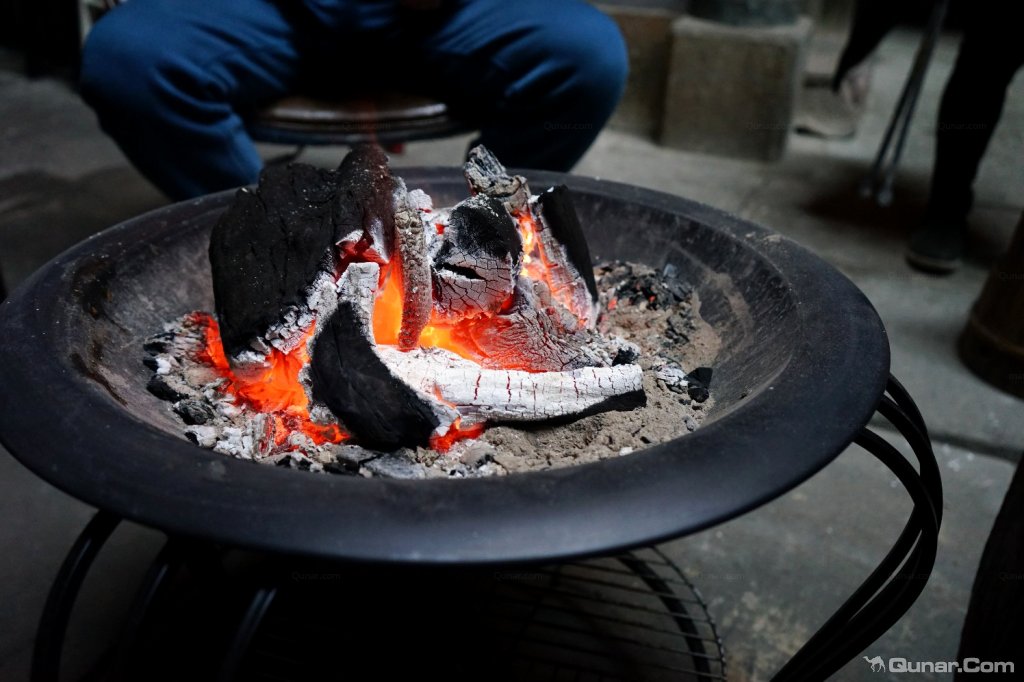 早餐后,我们坐着炭火炉旁烤火,与同样来自北京的客人聊天儿(其他)