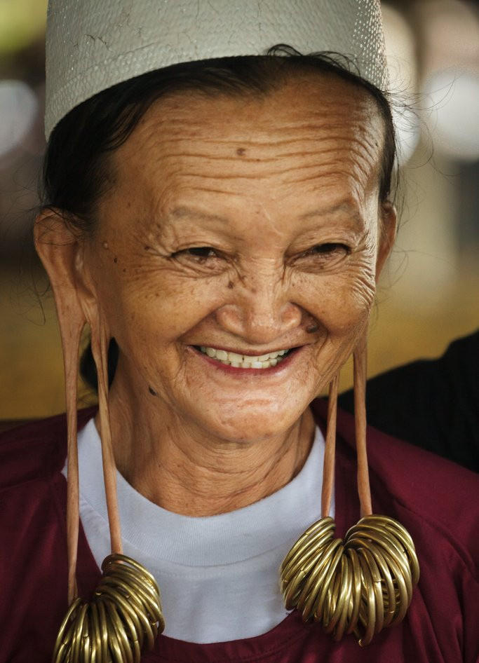 印尼妇女以超大耳垂为美网友辣眼睛