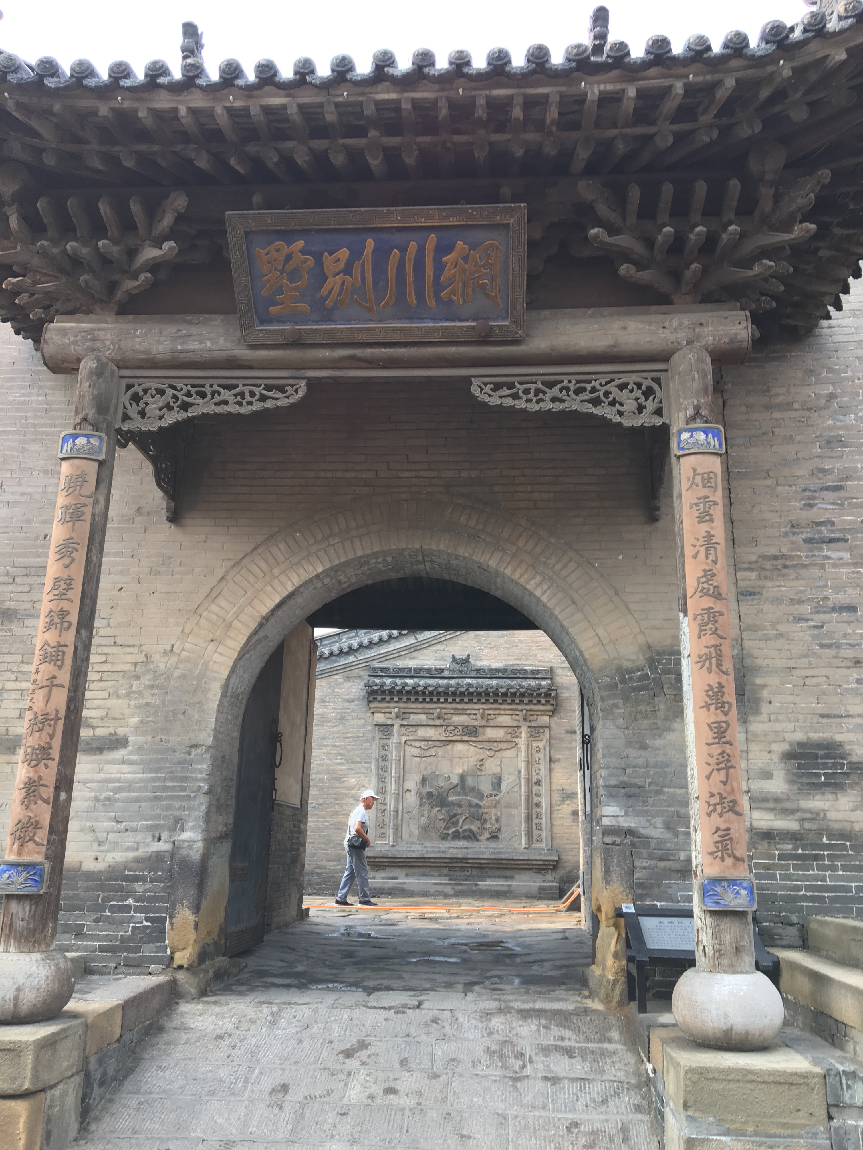 不对呀,王维的辋川别业是在陕西蓝田县的终南山,与裴迪在那里写过多首