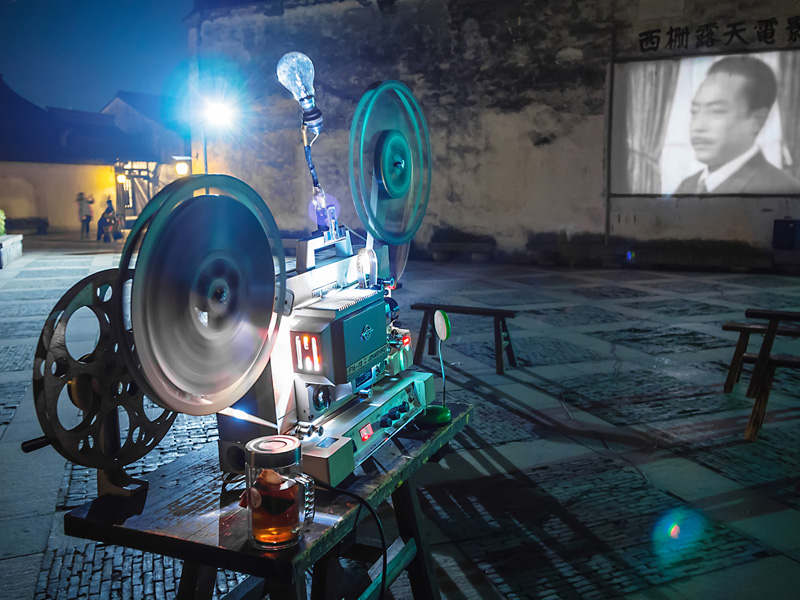 临水发呆 漫无目的闲步古巷 清晨和夜色最让人沉醉 图:乌镇西栅的夜色