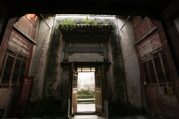 当时逛到此地时,了解到目前承德堂居住了一位年龄很大的老奶奶,在此我