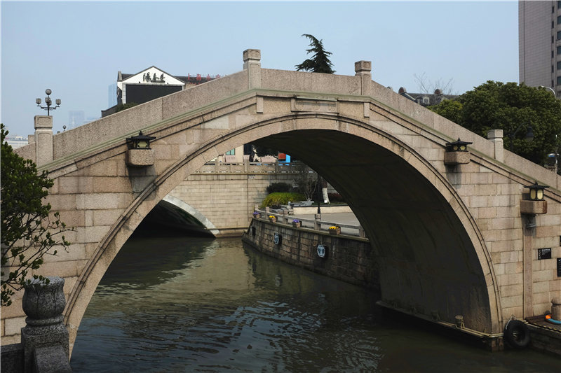 跨塘桥街上的商铺故居依然是没有开门奇特的建筑金塘桥安静的街道透过