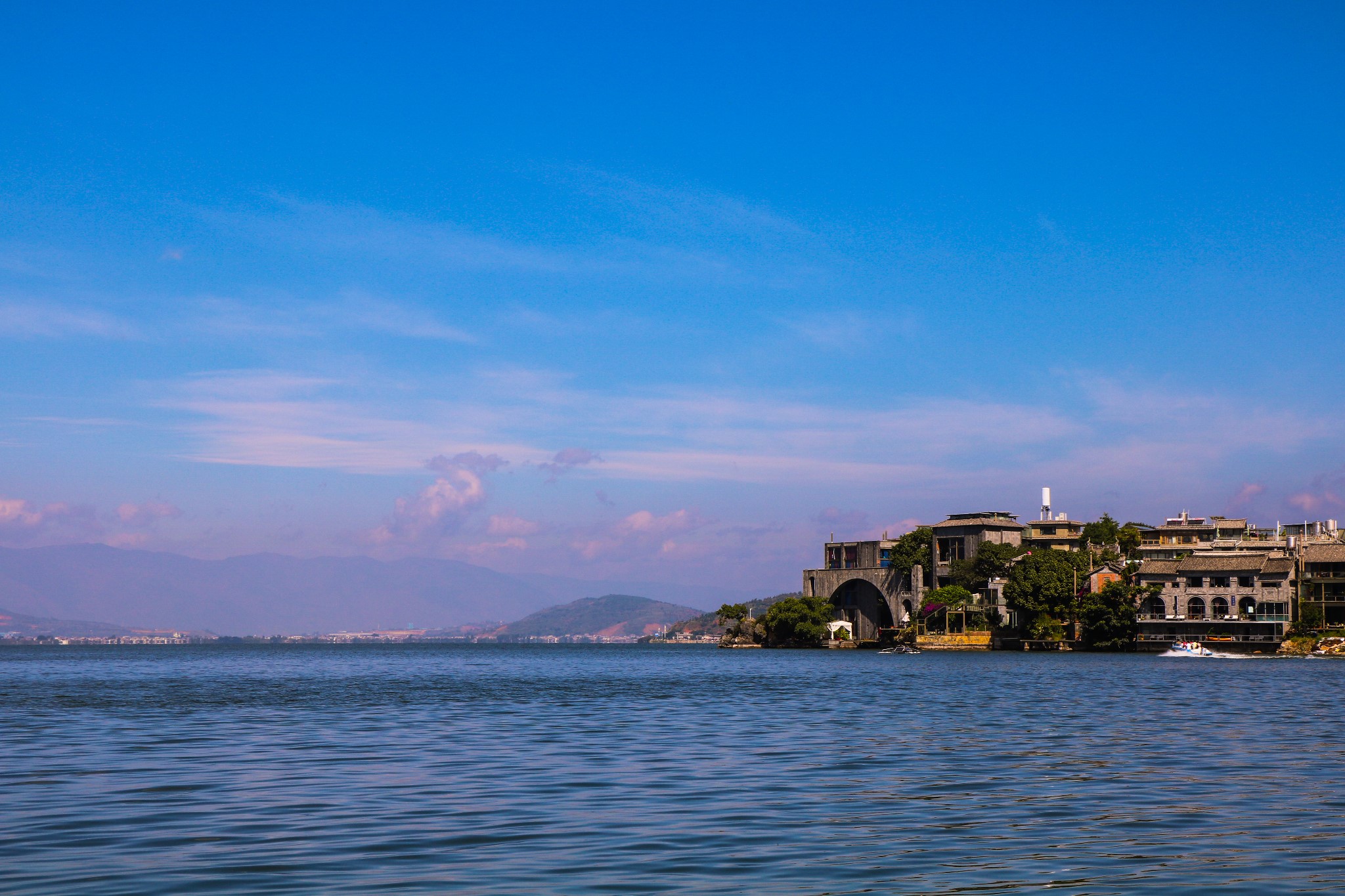 镇上的主要景点玉几岛和南诏风情岛是.