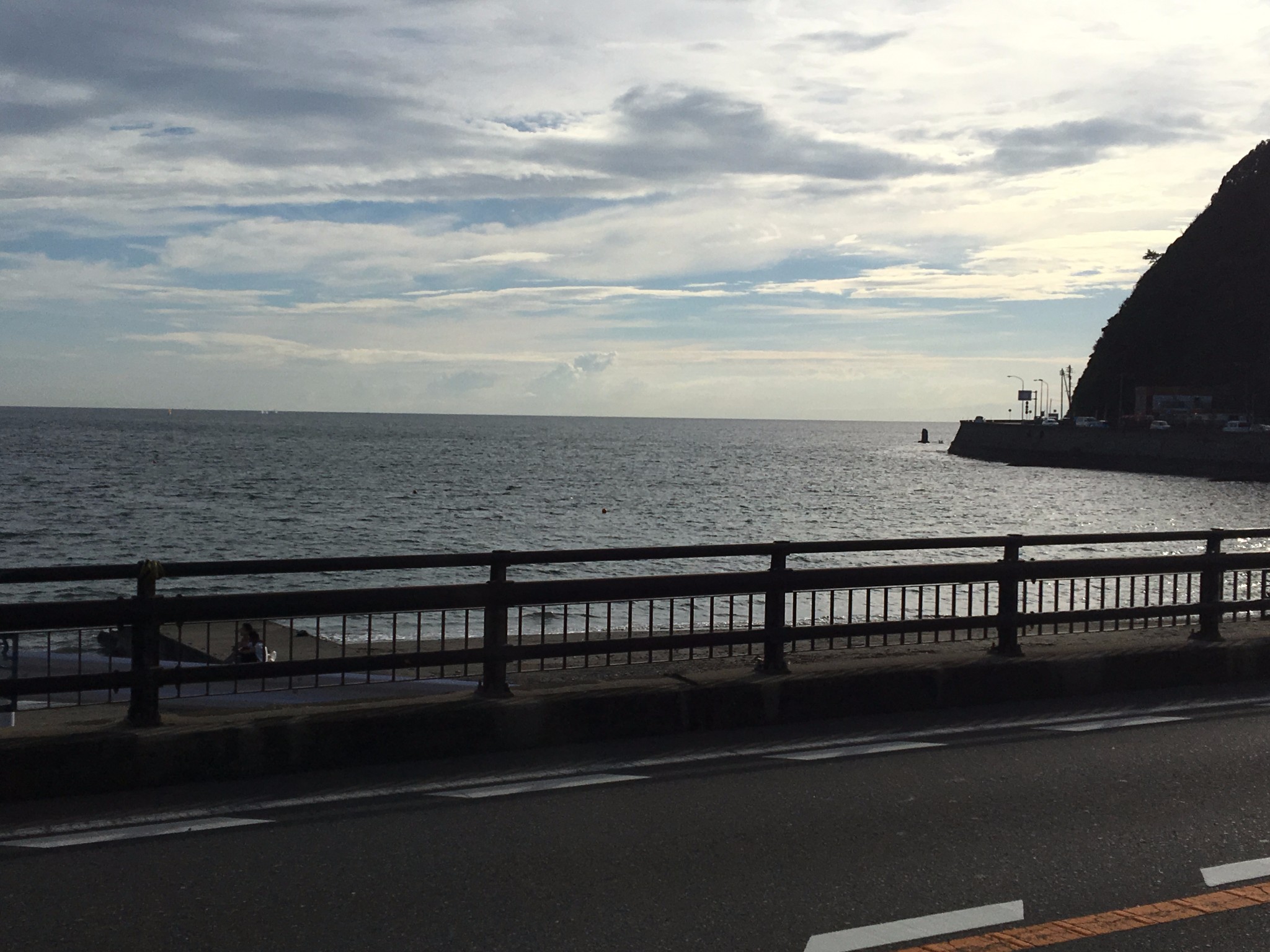 沿著海邊的道路,流川楓騎車和仙道釣魚的場景大概就是以這裡為原型的