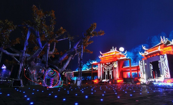 《寻梦龙虎山》是由龙虎山邀请央视著名主持人杨澜,著名导演陈维亚