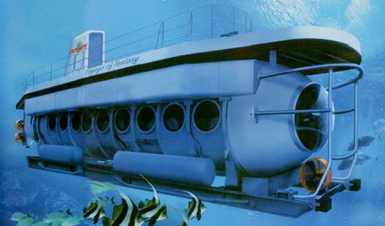 深潜需要训练,装备和执照,相对复杂难度大,那么就不如搭乘潜水艇出海