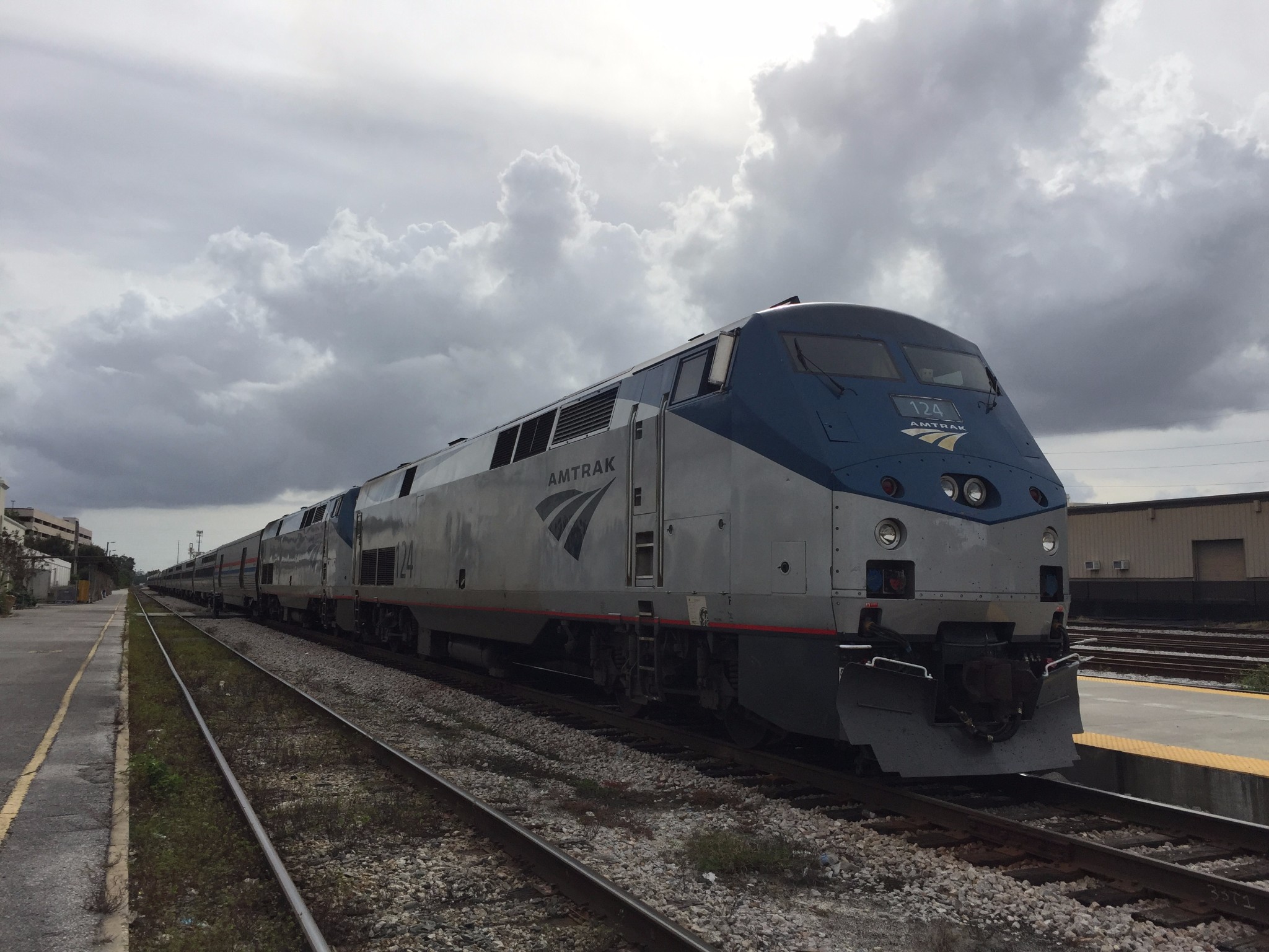 我要点评迈阿密到奥兰多有飞机,火车,汽车,自驾四种方法,其中飞机最贵