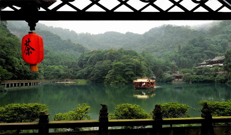 天然圖畫坊位於龍居山牌坊崗的山脊上,是一座十角重簷式的亭閣,建於清