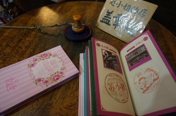 最好在厦门市内找一家小店买好,因为盖章本的第一个章是去鼓浪屿上的