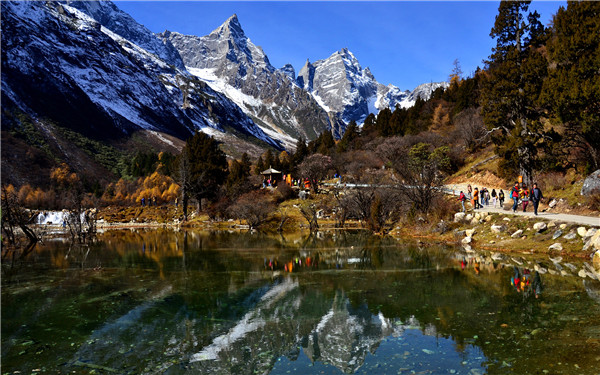 水质好,落差大,先后修建了映秀湾发电总厂,华能太平驿电厂,福堂水电厂