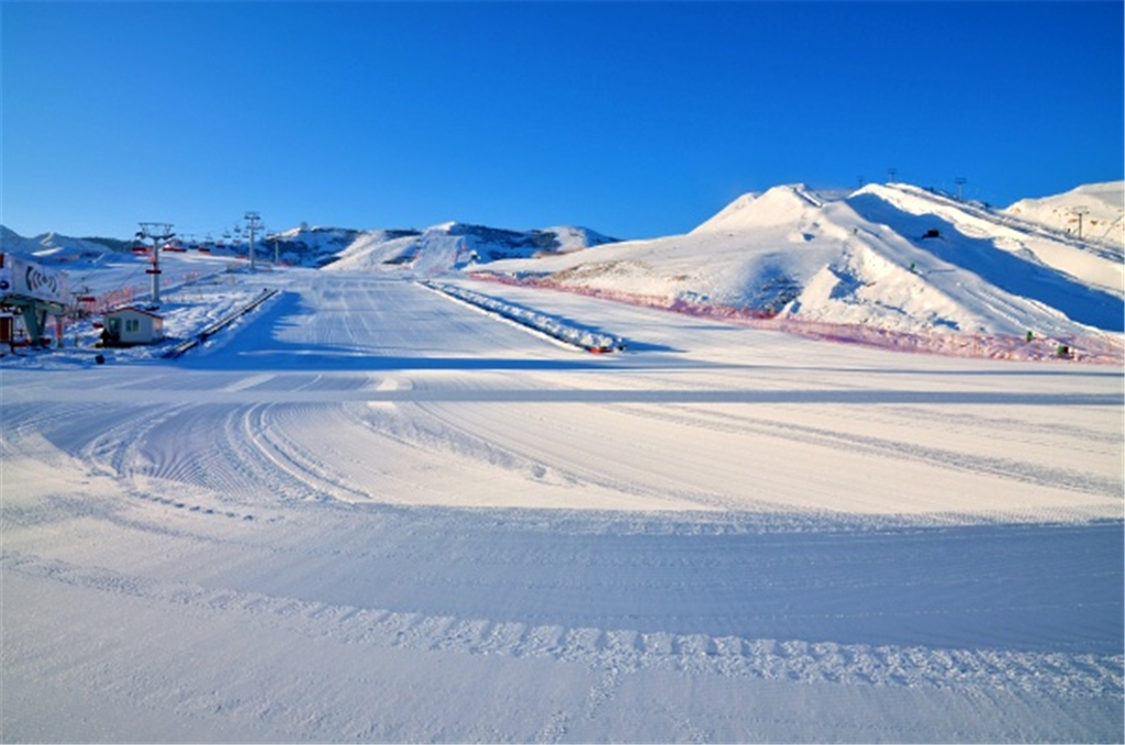 新疆烏魯木齊絲綢之路國際滑雪場滑雪一日遊越過山丘挑戰極限暢玩冰雪