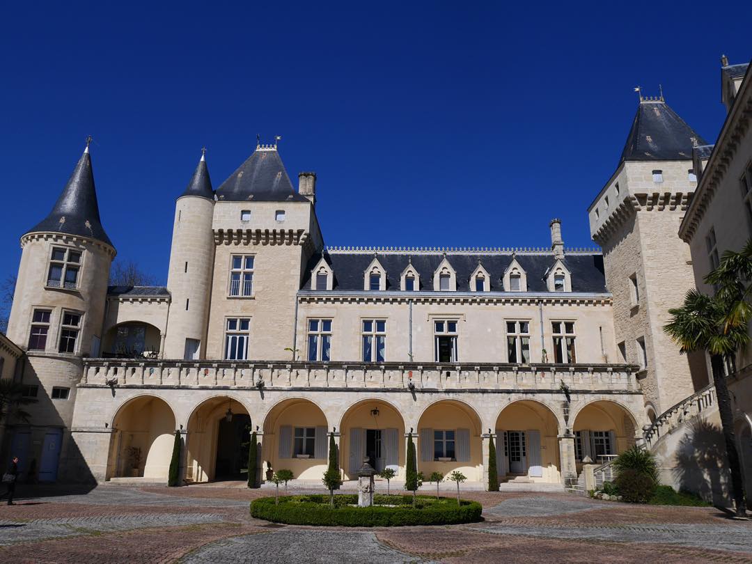 波尔多右岸产区大河酒庄chateaudelariviere参观品酒预订