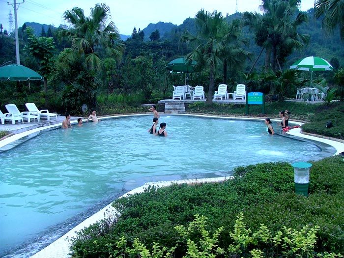 周公山温泉公园位于风景秀丽,山环水抱的四川省雅安市雨城区 东南风景