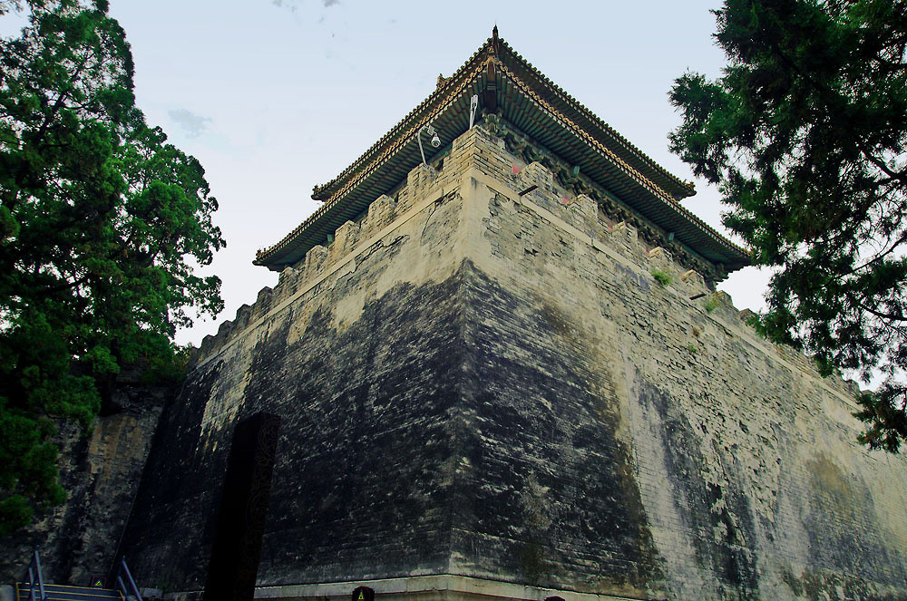 這是1955年定陵考古發掘時挖出的隧道門和磚隧道,此隧道門位於明樓