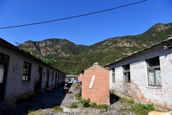 门头沟杨家峪建在悬崖上的房子