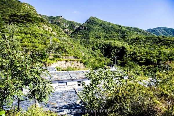 门头沟杨家峪建在悬崖上的房子