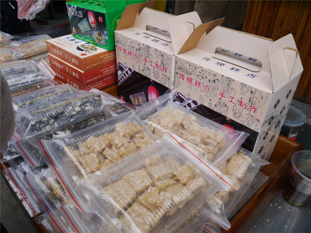 鸣鹤古镇有青麻糍,豆酥糖等著名特产,还有其他各类糕点,都集中在一条