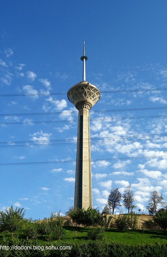 这是德黑兰最高的建筑,默德塔,塔高435米,包括120米的天线,2012年时