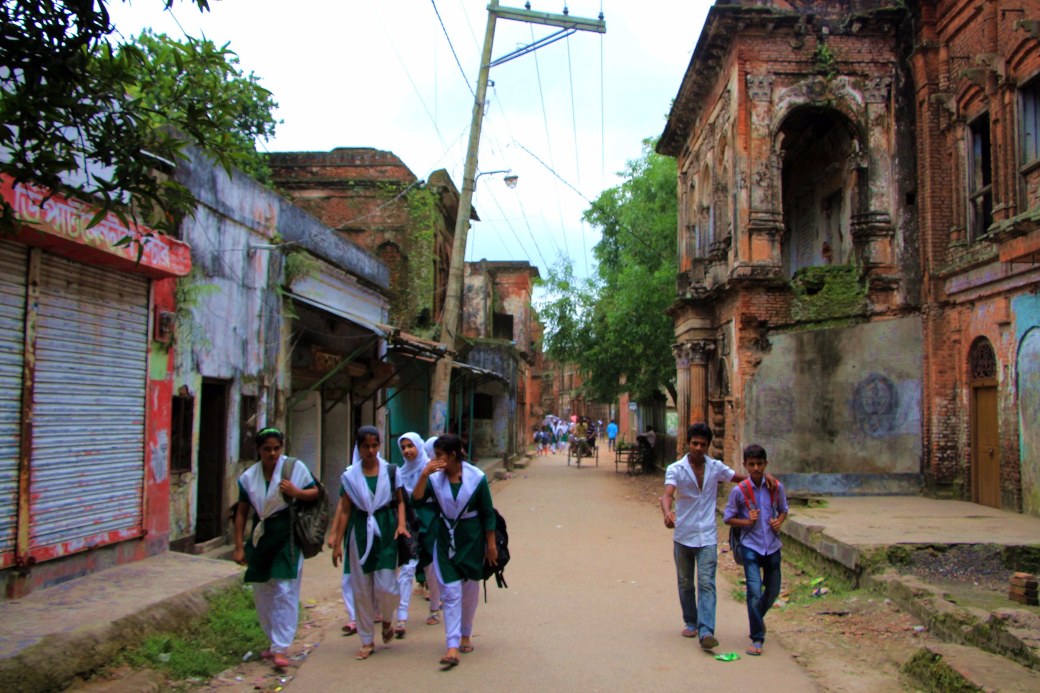 庞大的苦力劳工群,数不尽的乞讨者,看不完的烂尾房来描绘这样一个