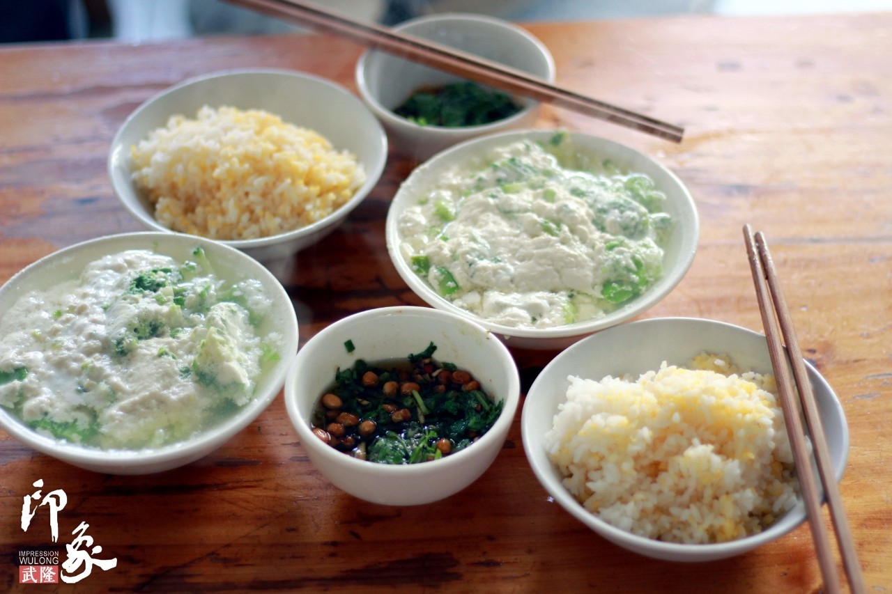 豆花饭好吃与否主要在调料,葱姜蒜,香菜,酱油,榨菜粒,椒盐,味精,芝麻