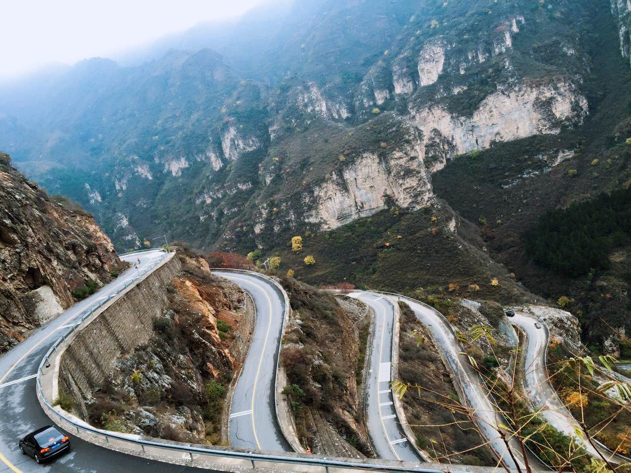 这里的山路十八弯,这里的山路九连环~沿红井路一路开车过去,路的尽头