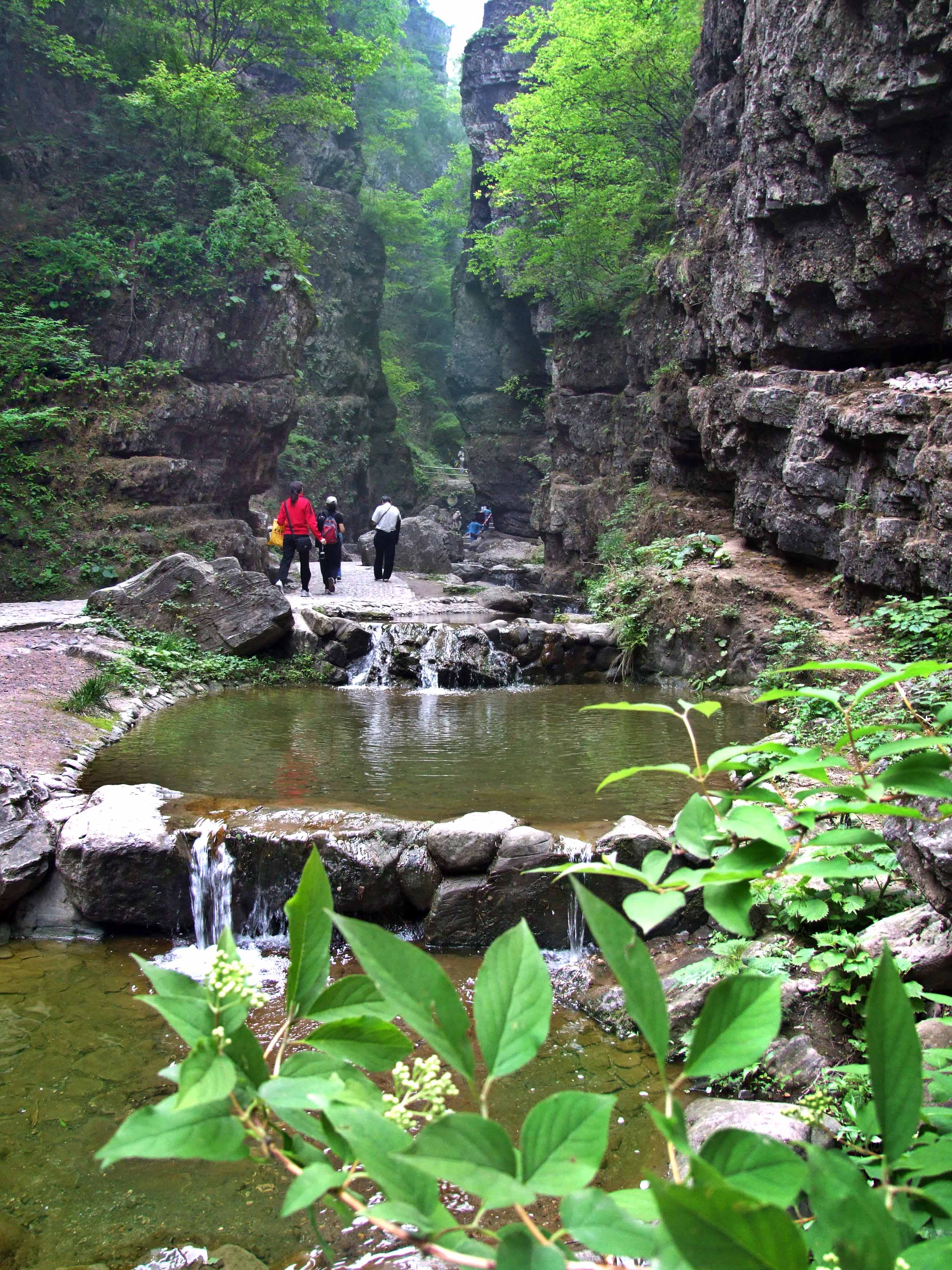 該位於河北省淶水縣野三坡鎮苟各莊村,百里峽總面積110平方公里,與